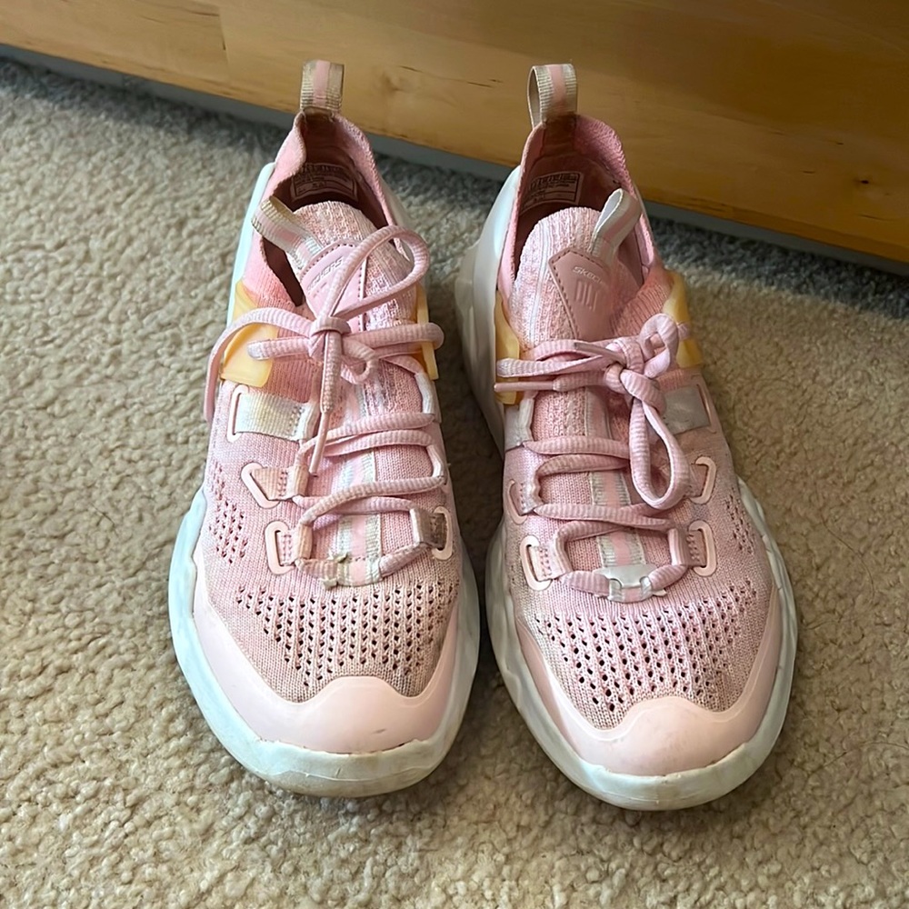 Pink DLT-A Sketchers Size 8